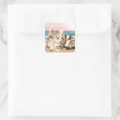 Een schattigere gestreepte kat zittend op het stra vierkante sticker (Tas)