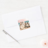 Een schattigere gestreepte kat zittend op het stra vierkante sticker (Envelop)