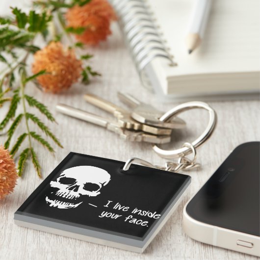 Een schedel leeft in je gezicht sleutelhanger (Voorkant Rechts)