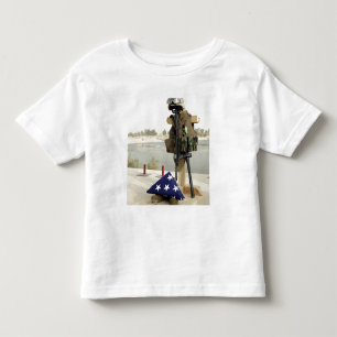 Een scherm met dode soldaten kinder shirts