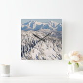 Een Schilderachtig Uitzicht van Snowy-bergen en -b Vierkante Klok (Huis)