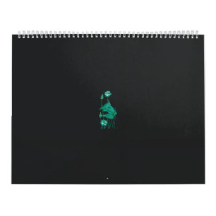 Een schilderij van een bloem en een vis op een zwa kalender