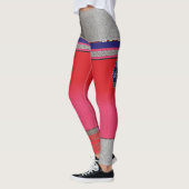 Een schilderij van een vrouw in een roze jurk leggings (Links)