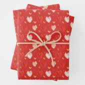 Een schilderij van harten op een rode achtergrond inpakpapier vel (In situ)