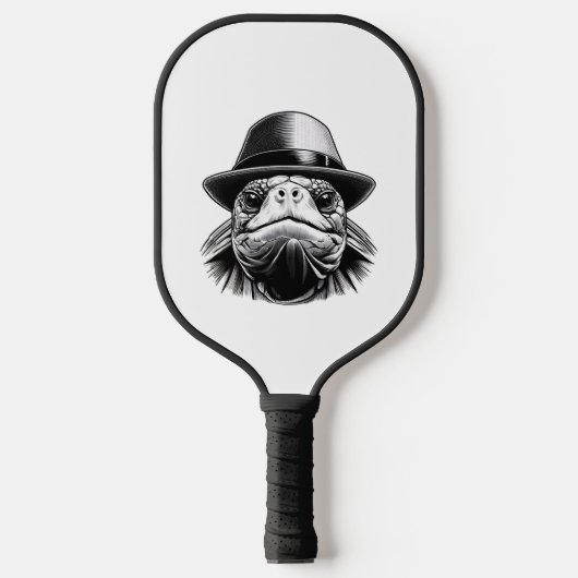 Een schildpad met een pet, een klassieke uitstrali pickleball paddle (Voorkant)