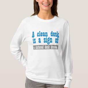 Een schoon bureau is een teken van een rommelige b t-shirt
