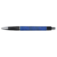 Een schrijfpen met een blauw draaiontwerp