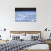 Een schuchtere uitzicht van de atmosfeer op aarde canvas afdruk (Insitu (Slaapkamer))