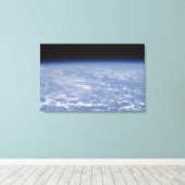 Een schuchtere uitzicht van de atmosfeer op aarde canvas afdruk (Insitu (Houten vloer))