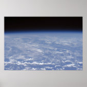Een schuchtere uitzicht van de atmosfeer op aarde poster (Voorkant)