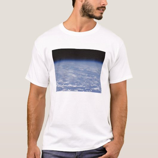 Een schuchtere uitzicht van de atmosfeer op aarde t-shirt (Voorkant)