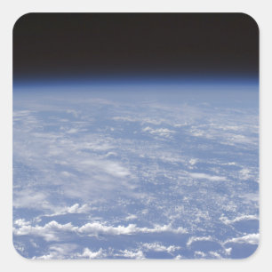 Een schuchtere uitzicht van de atmosfeer op aarde vierkante sticker