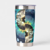 Een sci-fi uitzicht van een mysterieus universum geïsoleerde drinkbeker (Links)