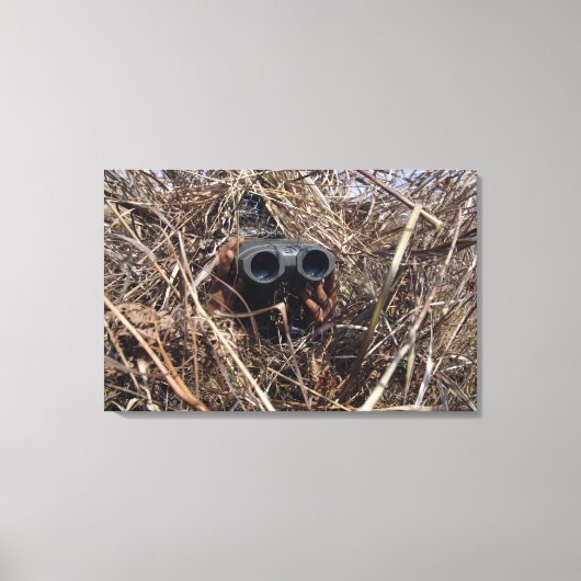 Een scout-waarnemer oefent observatietechniek 2 canvas afdruk (Voorkant)