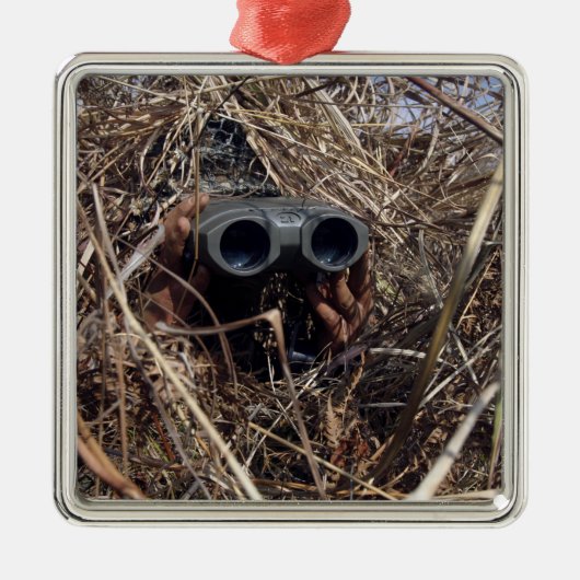 Een scout-waarnemer oefent observatietechniek 2 metalen ornament (Voorkant)