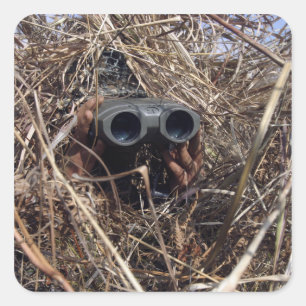 Een scout-waarnemer oefent observatietechniek 2 vierkante sticker