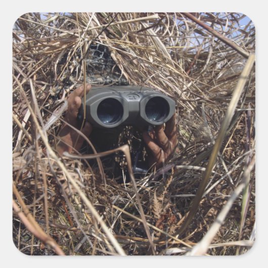 Een scout-waarnemer oefent observatietechniek 2 vierkante sticker (Voorkant)