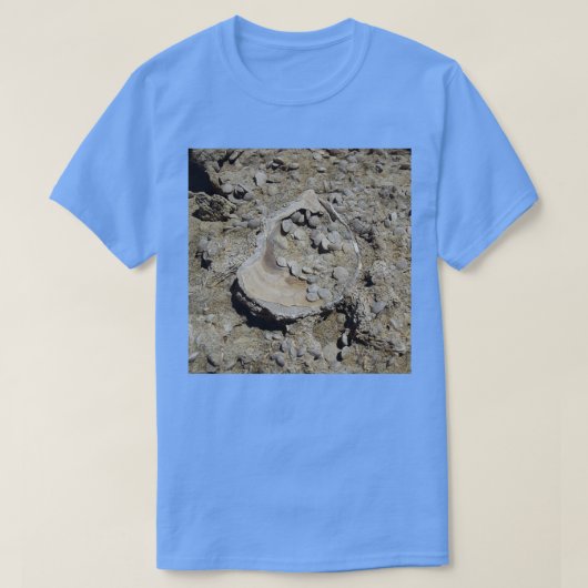 Een seashell- en foraminiferafossiel in zandsteen t-shirt (Design voorkant)
