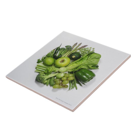 Een selectie van groene groenten en fruit. tegeltje (Zijkant)