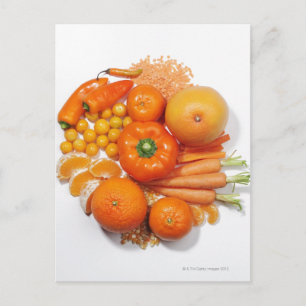 Een selectie van oranje groenten en fruit. briefkaart