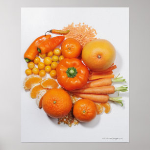 Een selectie van oranje groenten en fruit. poster