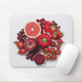 Een selectie van rode groenten en fruit. muismat (Met muis)