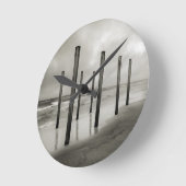 Een sepia-getoon foto van oude strandartikelen ronde klok (Hoek)