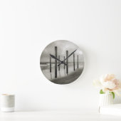 Een sepia-getoon foto van oude strandartikelen ronde klok (Huis)