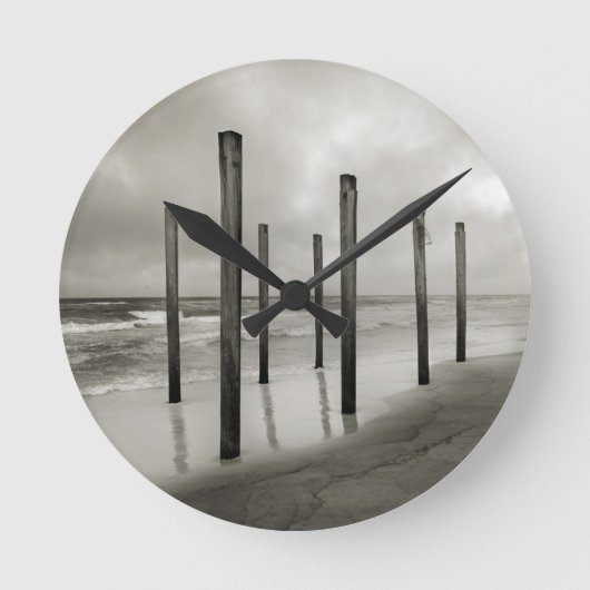 Een sepia-getoon foto van oude strandartikelen ronde klok (Voorkant)