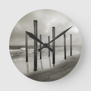 Een sepia-getoon foto van oude strandartikelen ronde klok