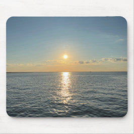 Een serene zonsondergang over een rustige waterhor muismat