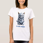 Een serieuze witte kat in harnas t-shirt (Voorkant)