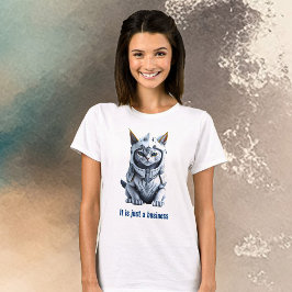Een serieuze witte kat in harnas t-shirt
