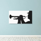 Een servicelid speelt een melodie canvas afdruk (Insitu (Houten vloer))