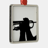 Een servicelid speelt een melodie metalen ornament (Rechts)