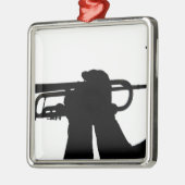 Een servicelid speelt een melodie metalen ornament (Links)