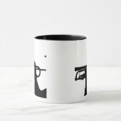 Een servicelid speelt een melodie mok (Midden)