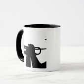 Een servicelid speelt een melodie mok (Voorkant links)