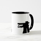 Een servicelid speelt een melodie mok (Voorkant rechts)