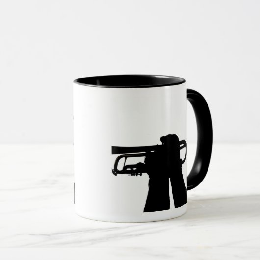 Een servicelid speelt een melodie mok (Voorkant rechts)