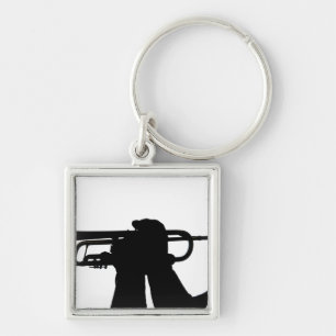 Een servicelid speelt een melodie sleutelhanger