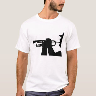 Een servicelid speelt een melodie t-shirt
