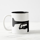 Een servicelid speelt een melodie tweekleurige koffiemok (Links)