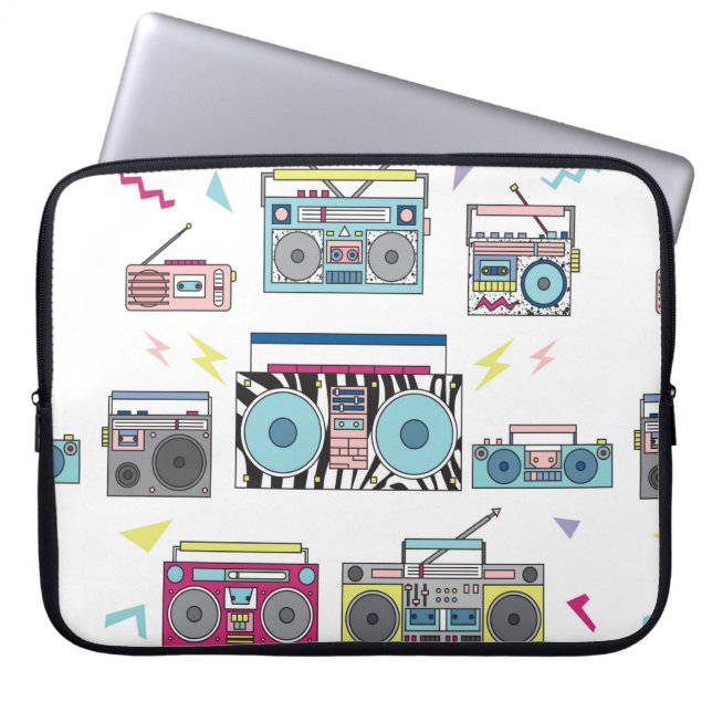 Een set van verschillende  cassettespelers. Retro  Laptop Sleeve (Voorkant)