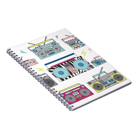 Een set van verschillende  cassettespelers. Retro  Notitieboek (Rechterzijde)