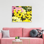 Een set witte, gele en paarse chrysanten canvas afdruk (Insitu (Woonkamer))