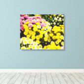 Een set witte, gele en paarse chrysanten canvas afdruk (Insitu (Houten vloer))