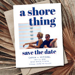 Een Shore Thing Foto Strand Bruiloft Save the Date Aankondigingskaart<br><div class="desc">Met de speelse zin "A Shore Thing" belichaamt deze save-the-date kaart de zekerheid en opwinding van je liefde, waardoor het duidelijk wordt dat je strandbruiloft het evenement van het jaar is. Laat je geliefden weten dat ze in zijn voor een feest als geen ander - vol met romance, vreugde en...</div>