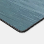 Een sierlijke zwaan glijden op het water bureaumat (Hoek)