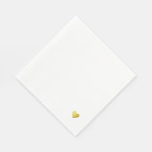 een simpel faux gouden liefdeshart op een witte br servet (Hoek)